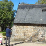 Comment nettoyer sa toiture sans monter sur le toit ?